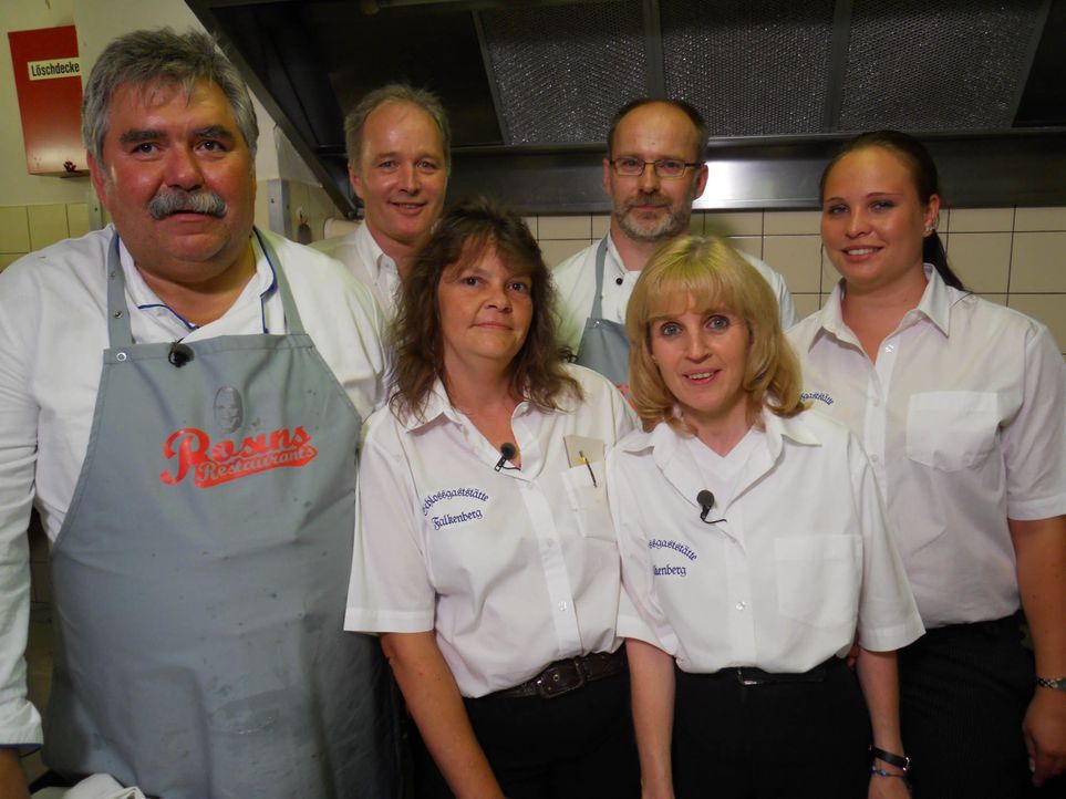 Sie alle arbeiten in der "Schlossgaststätte Falkenberg" und hoffen auf Hilfe von Sternekoch Frank Rosin (v.l.n.r.): Koch Heiko, Thorsten Mietzke, Ta... - Bildquelle: kabel eins