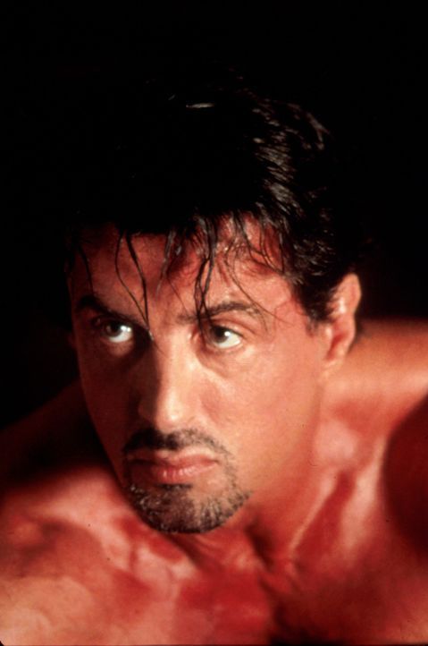 Jack Carter (Sylvester Stallone) jagt die Mörder seines Bruders gnadenlos. - Bildquelle: Warner Bros.