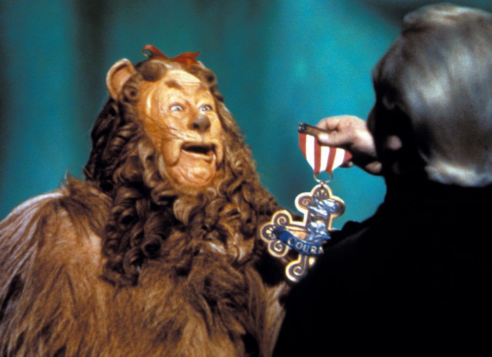 Wird mit der Tapferkeitsmedaille ausgezeichnet: der ängstliche Löwe (Bert Lahr) .... - Bildquelle: Warner Bros.