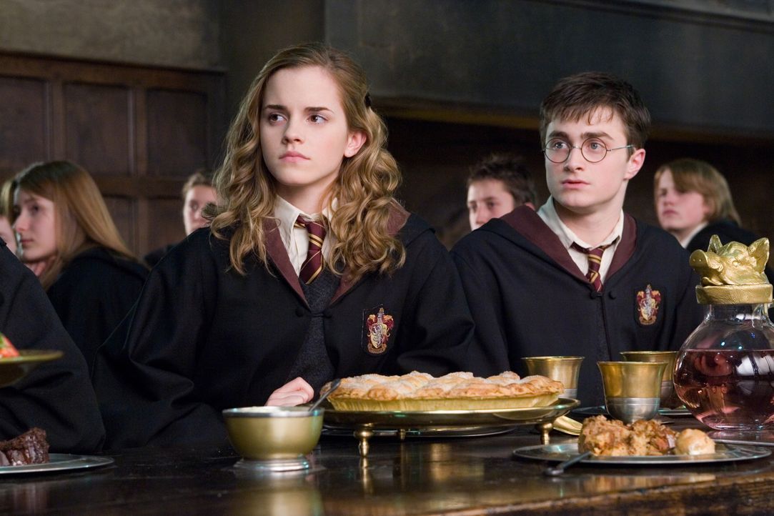 Harry (Daniel Radcliffe, r.), Ron und Hermine (Emma Watson, l.) gründen den Geheimbund "Dumbledores Armee", in der Harry seine Freunde in der Vertei... - Bildquelle: Warner Brothers International
