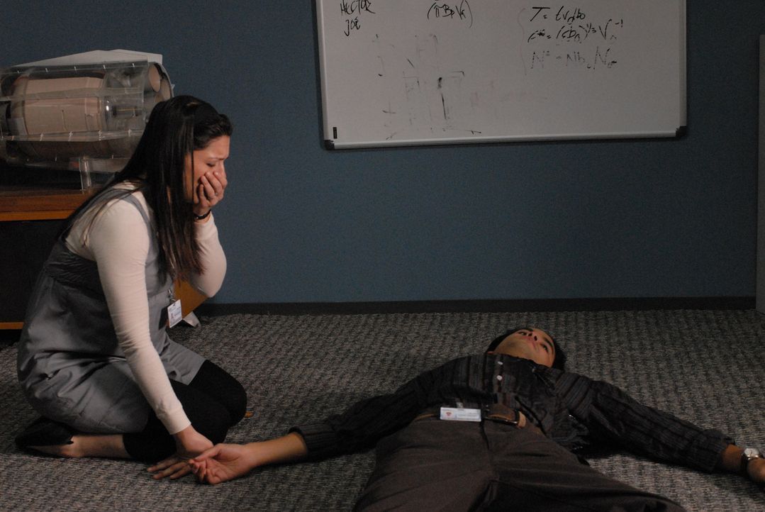 Aaron (Ramon De Ocampo, r.) wird angeschossen und Melinda (Katie Kreisler, l.) eilt ihm zur Hilfe, doch sie kommt zu spät ... - Bildquelle: Paramount Network Television