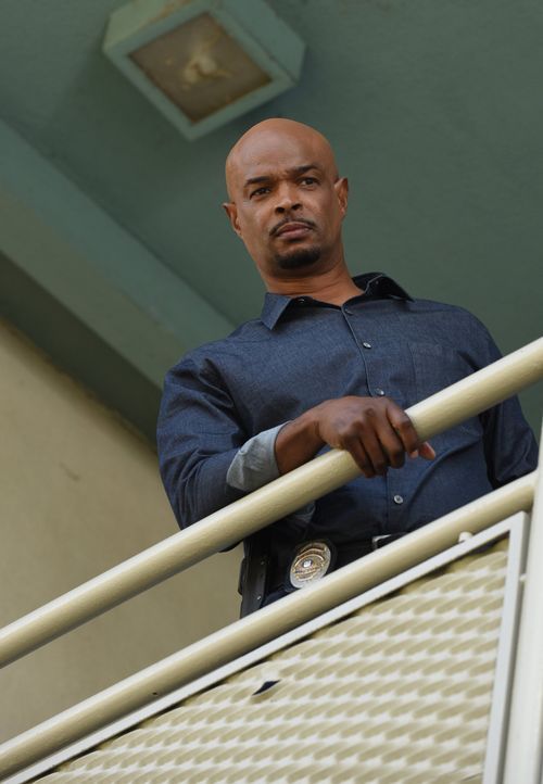 Als Murtaugh (Damon Wayans) und Riggs einer heißen Spur nachgehen, können sie dem, mit einer Bombe versetzten, Apartment gerade noch rechtzeitig ent... - Bildquelle: Warner Brothers