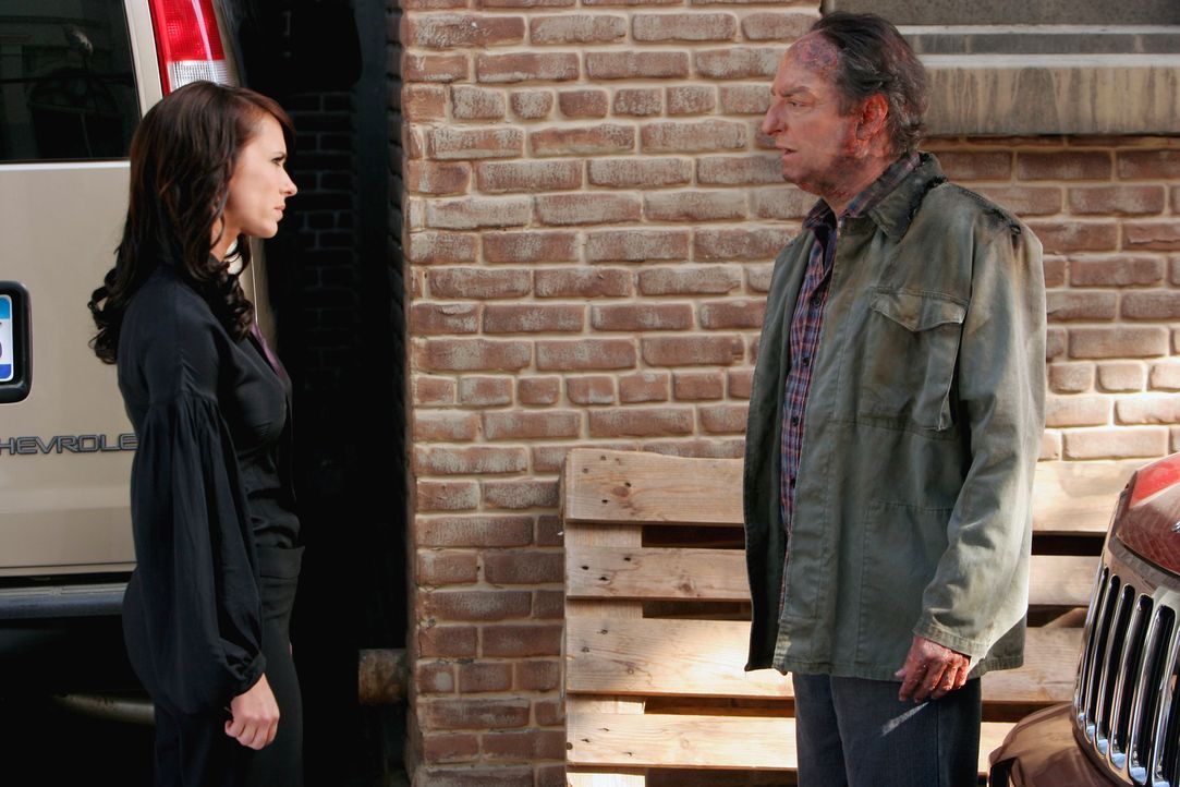 Der Geist von Adam Godfrey (David Paymer, r.) nimmt Kontakt zu Melinda (Jennifer Love Hewitt, l.) auf und bittet sie um Hilfe ... - Bildquelle: ABC Studios