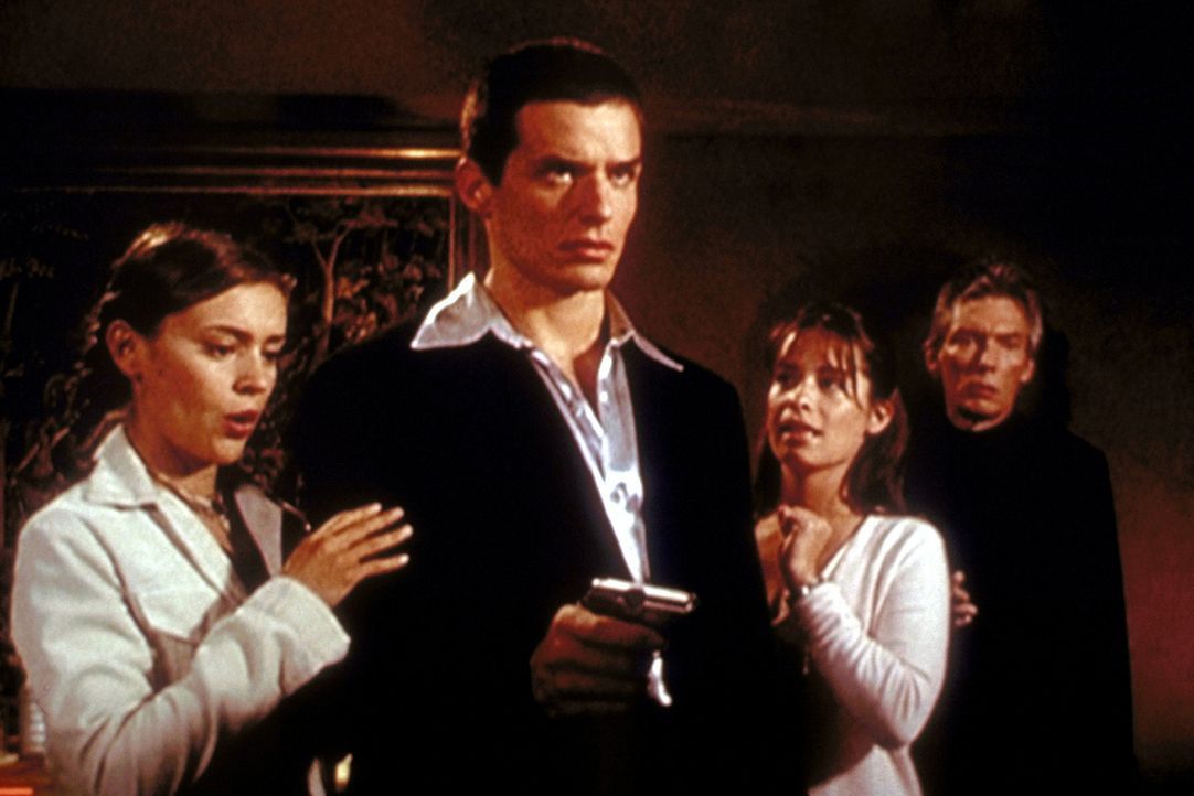 Der teuflische Barbas (Billy Drago, r.) und sein Handlanger Bane (Antonio Sabàto jr., 2.v.l.) haben die Rechnung ohne Phoebe (Alyssa Milano, l.) un... - Bildquelle: Paramount Pictures
