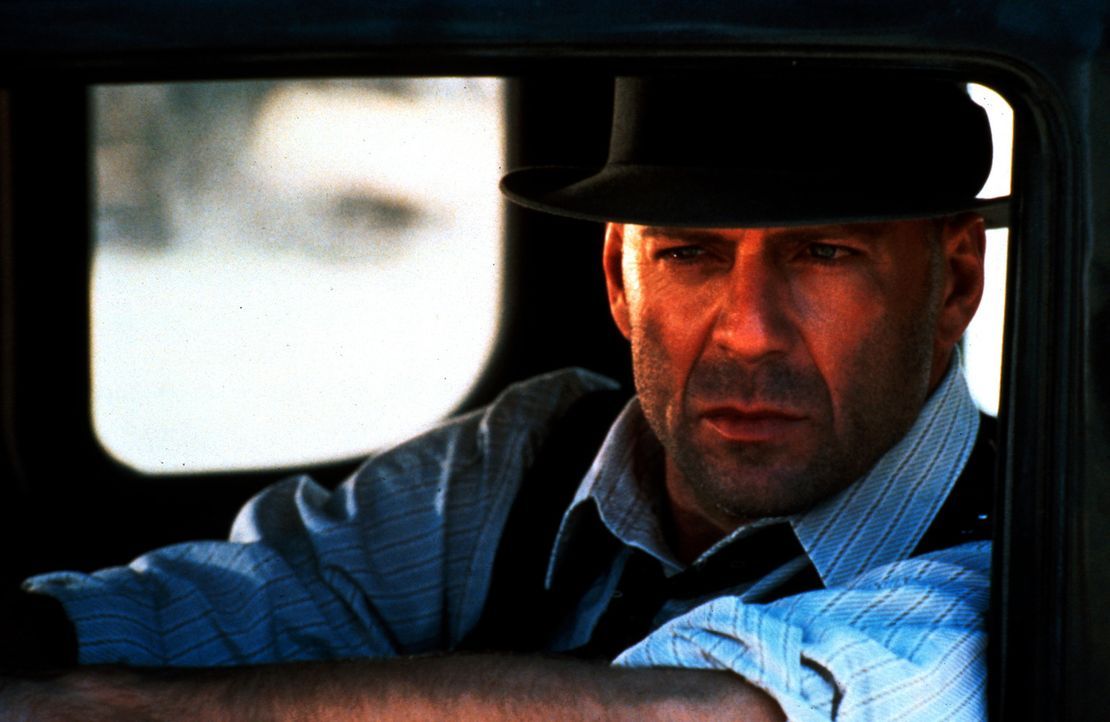 Als der wortkarge Einzelgänger John Smith (Bruce Willis) durch das kleine Städtchen Jericho in Texas kommt, gerät er mitten in einen Bandenkrieg sic... - Bildquelle: New Line Cinema