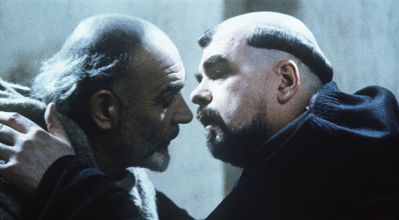 William von Baskerville (Sean Connery, l.) wird vom Abt (Michael Lonsdale, r.) gebeten, den mysteriösen Tod eines jungen Mönchs zu untersuchen, de... - Bildquelle: Constantin Film