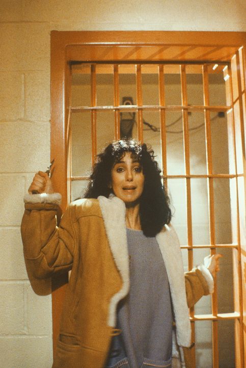 Kathleen (Cher) wird von einem Gefangenen bedroht und versucht, sich mit einem Messer zu wehren ... - Bildquelle: TriStar Pictures
