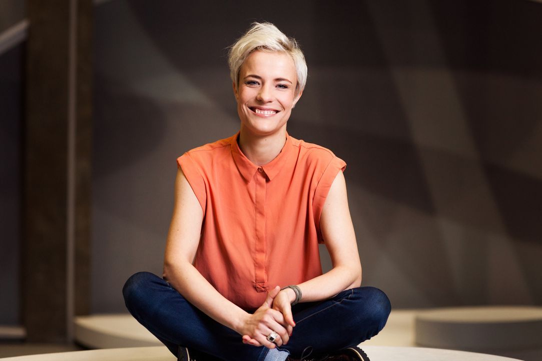 Seraphina Kalze moderiert das "K1 Magazin" ... - Bildquelle: Stefan Hobmaier kabel eins