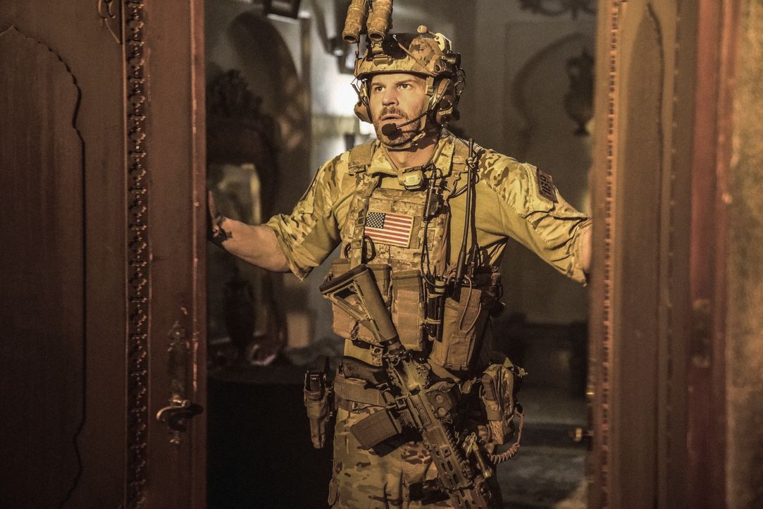 Das SEAL Team stürmt unter Leitung von Jason Hayes (David Boreanaz) das Haus einer jemenitischen Familie, um das Handy eines Terrorverdächtigen aufz... - Bildquelle: Erik Voake CBS   2017 CBS Broadcasting, Inc. All Rights Reserved / Erik Voake