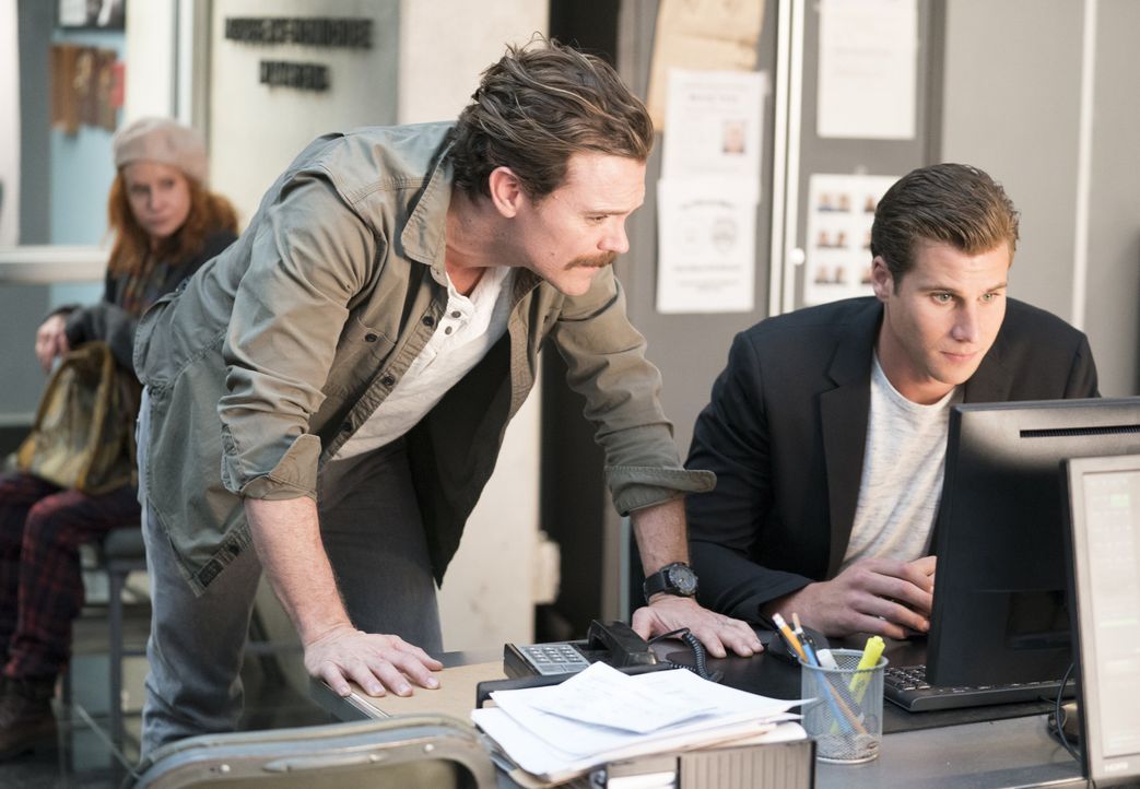 Mit Hilfe von Bowmans (Andrew Creer, r.) Recherchen findet Riggs (Clayne Crawford, l.) heraus, dass Herb Weiss, Zeuge des Raubüberfalls auf einen Ju... - Bildquelle: Warner Brothers