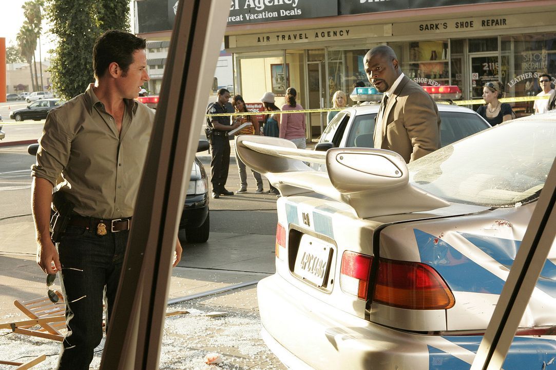 Nachdem ein Auto in ein voll besetztes Straßencafe gekracht ist, machen sich Don (Rob Morrow, l.) und David (Alimi Ballard, r.) auf die Suche nach... - Bildquelle: Paramount Network Television