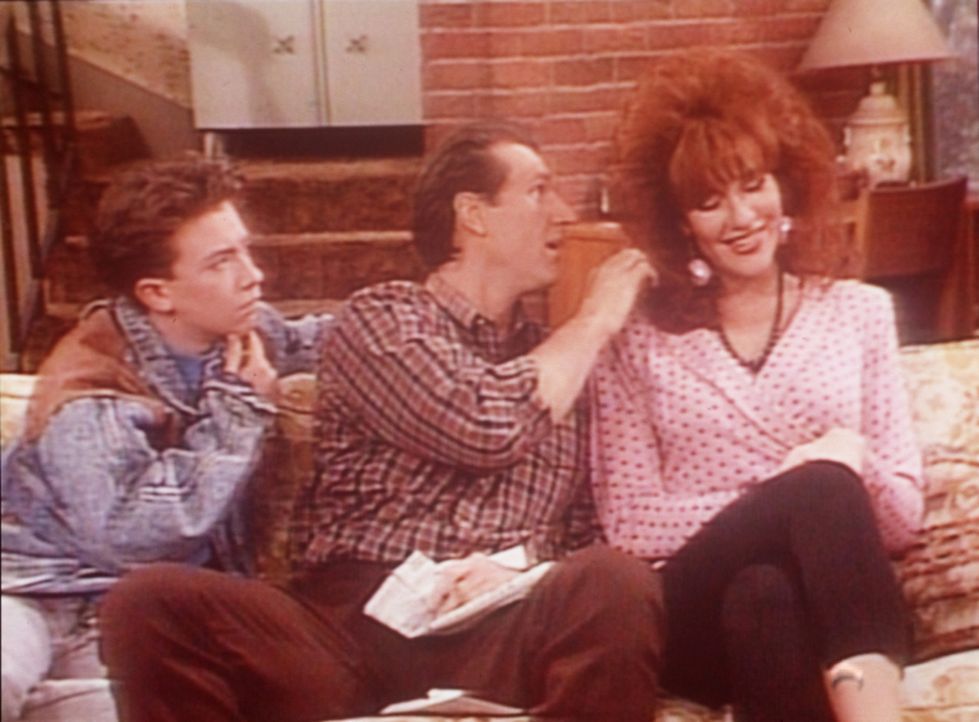 (v.l.n.r.) Bud (David Faustino) und Al (Ed O'Neill) schätzen ab, ob sich mit Peggys (Katey Sagal) Haaren Geld verdienen ließe. - Bildquelle: Columbia Pictures
