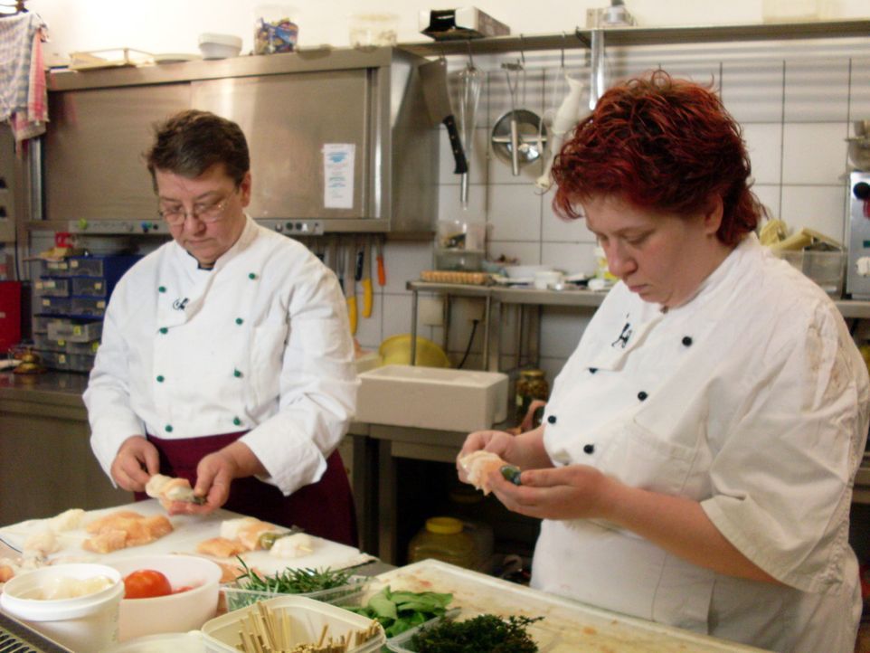 Jutta (l.) und Köchin Gabi Riemschneider (r.) hoffen, dass es mit dem Restaurant "Navigare" bald wieder aufwärts geht. - Bildquelle: kabel eins