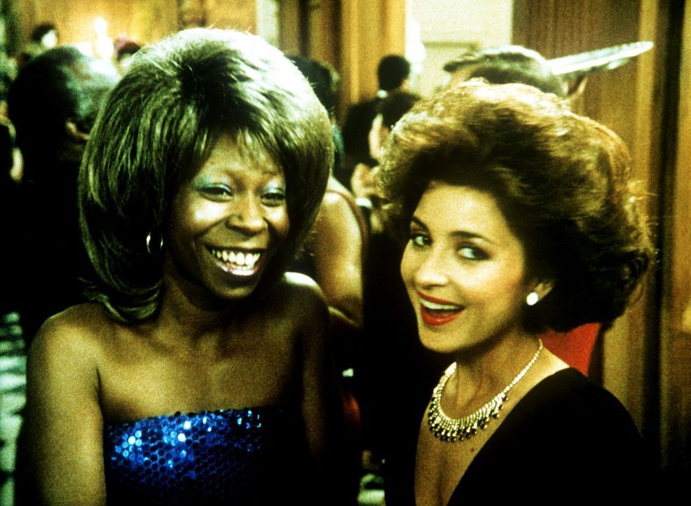Für den britischen Geheimagent "Jumpin' Jack Flash" verkleidet sich Terry (Whoopi Goldberg, l.) sogar als Tina Turner ... - Bildquelle: 20th Century Fox