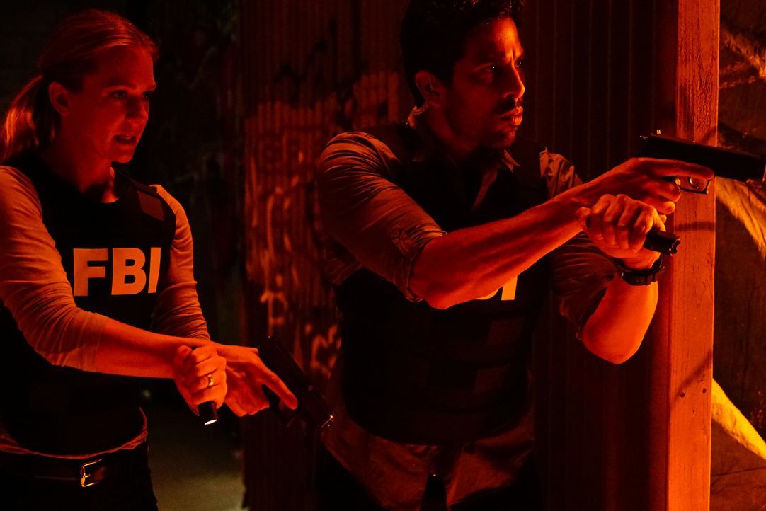 Das Team um JJ (A.J. Cook, l.) und Luke (Adam Rodriguez, r.) muss einen Feuerteufel stoppen, bevor es weitere Tote gibt ... - Bildquelle: Richard Cartwright 2016 CBS Broadcasting, Inc. All Rights Reserved. / Richard Cartwright