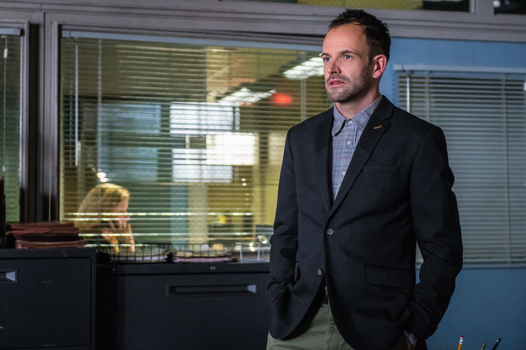 Sherlock Holmes (Jonny Lee Miller) muss die Ermittlungen aufnehmen, als in einem Fass eine Leiche gefunden wird. Die Tötungsart weist seines Erachte... - Bildquelle: CBS Television