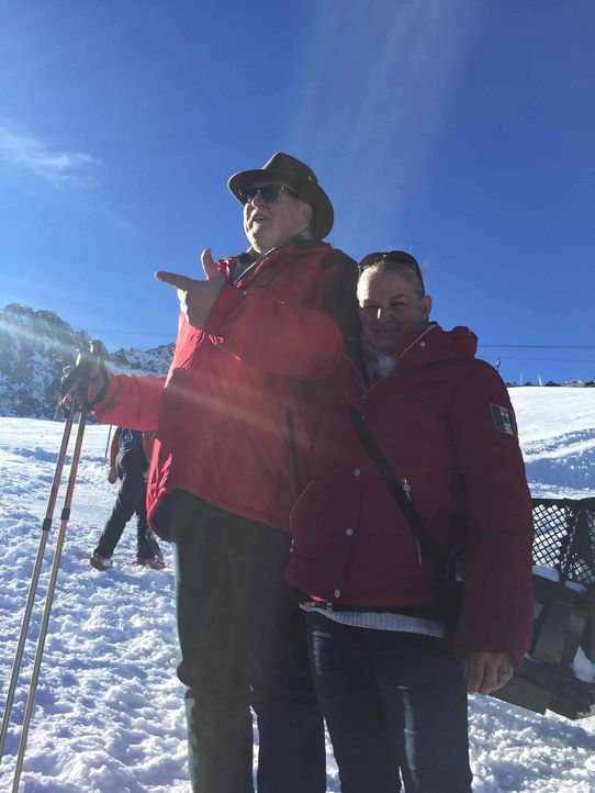 Auf dem Weg zum Hintertuxer Gletscher machen Tamme Hanken (l.) und seine Frau Carmen (r.) Halt im niedersächsischen Springe ... - Bildquelle: kabel eins