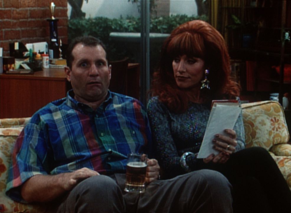 Al (Ed O'Neill, l.) will nur in Ruhe sein Bier trinken, aber Peggy (Katey Sagal, r.) nervt ihn mal wieder ... - Bildquelle: Columbia Pictures
