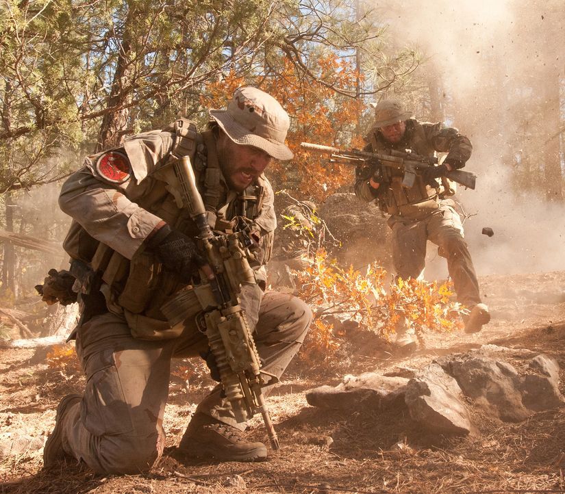 Afghanistan 2005: Die Navy Seals Marcus Luttrell (Mark Wahlberg, r.) und Mike Murphy (Taylor Kitsch, l.) liefern sich ein tödliches Feuergefecht mit... - Bildquelle: Greg Peters Universal Pictures