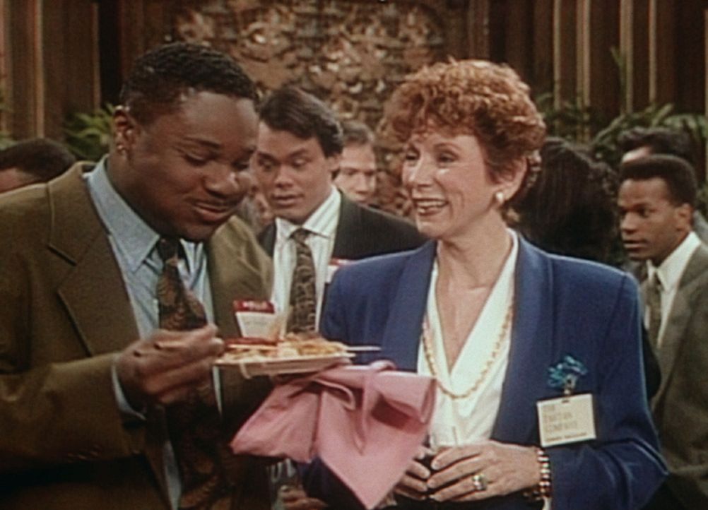 Theo (Malcolm-Jamal Warner, l.) hat sich bei einem Bewerbungsempfang eingeschlichen, um ein kostenloses Abendessen zu bekommen. Aber schnell wird ei... - Bildquelle: Viacom