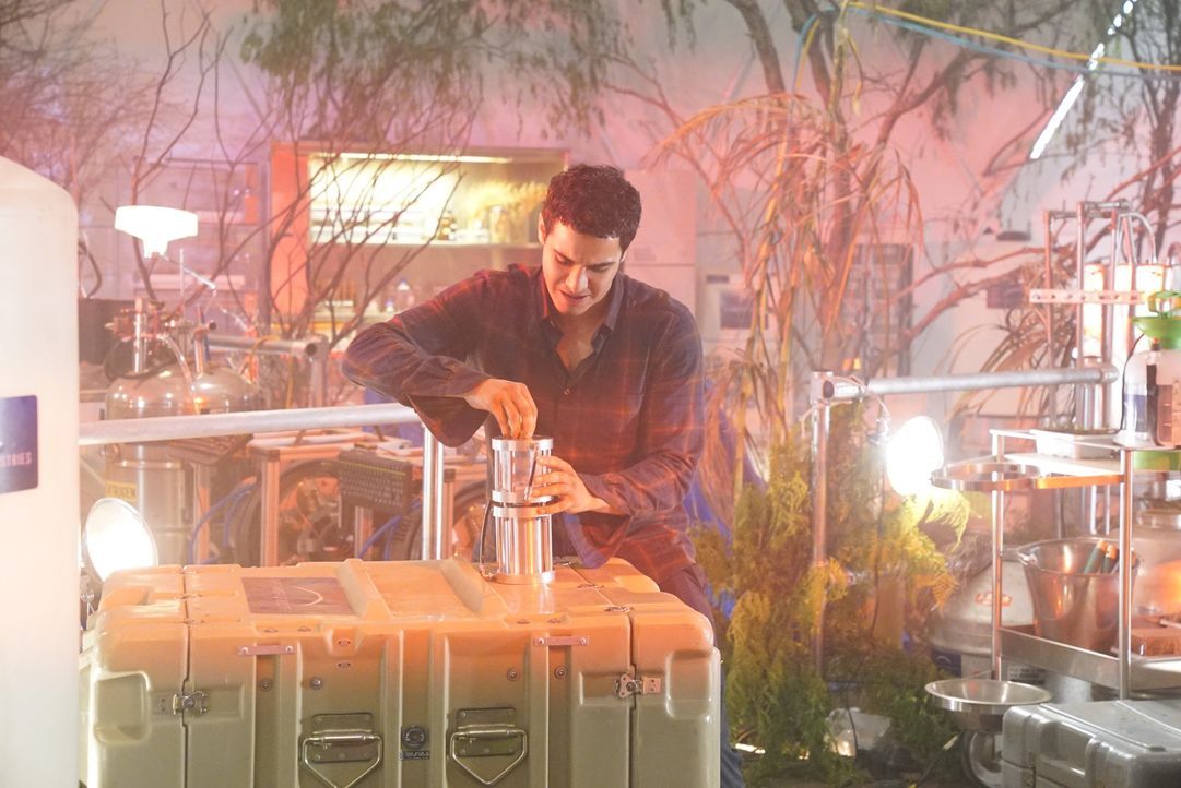 Das Sauerstoffgemisch in einem Labor mit Mars-Biosphäre ruft bei Walter (Elyes Gabel) Erinnerungen wach, an die er sich lieber nicht erinnern sollte... - Bildquelle: Bill Inoshita 2017 CBS Broadcasting, Inc. All Rights Reserved. / Bill Inoshita