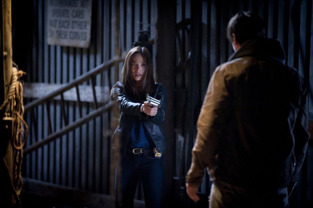 Cat (Kristin Kreuk, l.) muss ihre Waffe auf Vincent (Jay Ryan, r.) richten, da der während eines Blackouts für sie zur Gefahr wird ... - Bildquelle: Brooke Palmer 2012 The CW Network, LLC. All rights reserved.