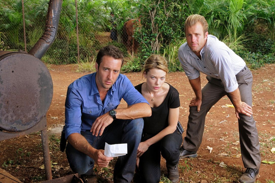 Ermitteln in einem neuen Fall: Steve (Alex O'Loughlin, l.), Danny (Scott Caan, r.) und ihre neue Kollegin Lori Weston (Lauren German, M.) ... - Bildquelle: TM &   CBS Studios Inc. All Rights Reserved.