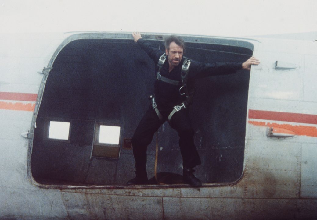 Braddock (Chuck Norris) springt über Vietnam mit dem Fallschirm ab, wo er sich auf die Suche nach seiner Frau und seinem Sohn machen will ... - Bildquelle: Cannon Films