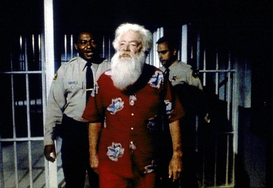 Santa Claus (Bill Erwin, M.) ist ins Gefängnis eingeliefert worden, weil er mit Gewalt verhindern wollte, dass sein Name missbraucht wird. - Bildquelle: Paramount Pictures