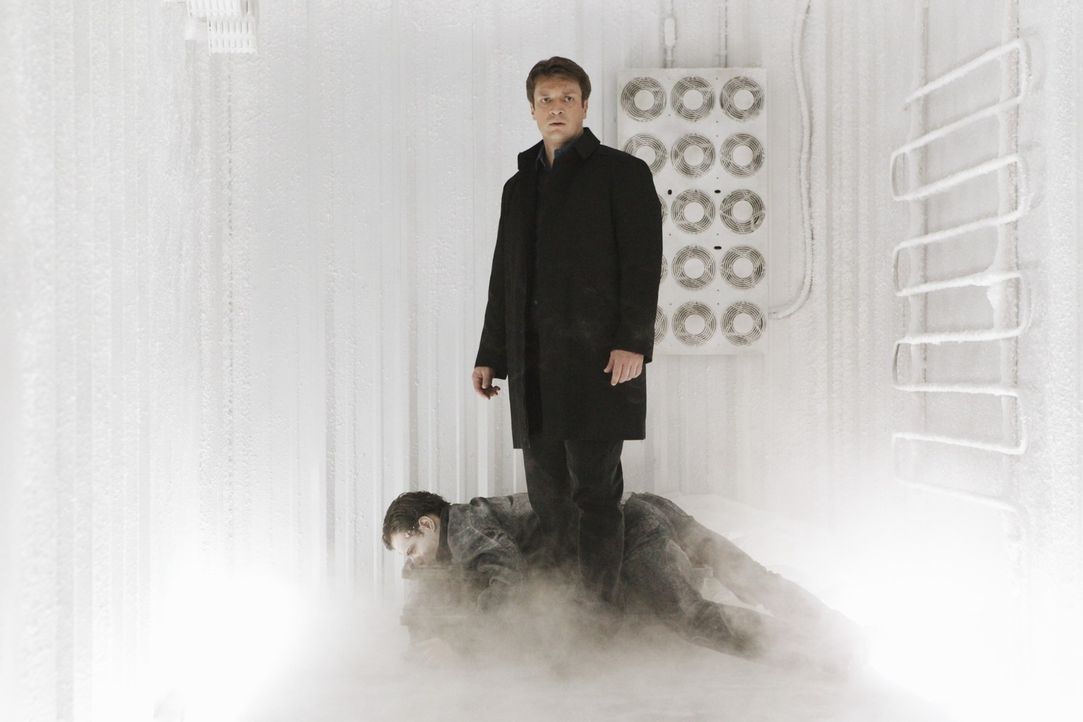 Von den Terroristen wird Richard Castle (Nathan Fillion, r.) in einen Kühllaster gesperrt, in dem auch die Leiche von Jamal Alhabi (Piter Marek, l.)... - Bildquelle: 2011 American Broadcasting Companies, Inc. All rights reserved.