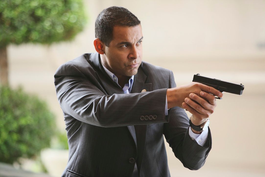 Hält einen Verdächtigen in Schach: Javier Esposito (Jon Huertas) - Bildquelle: ABC Studios