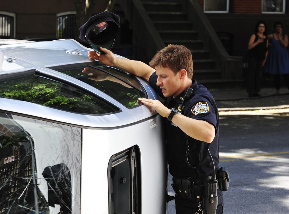 Jamie (Will Estes) beobachtet einen Unfall und will helfen. Kann er die Insassen des Wagens retten? - Bildquelle: 2013 CBS Broadcasting Inc. All Rights Reserved.