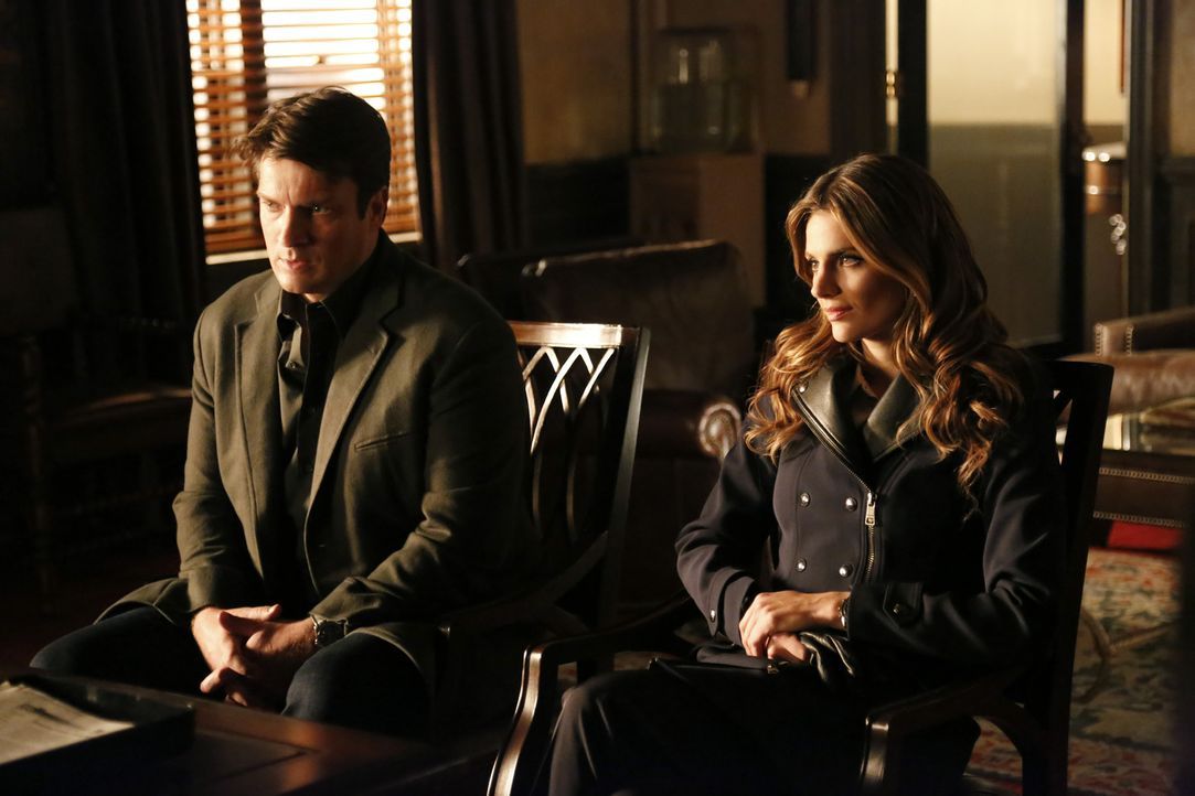 Castle (Nathan Fillion, l.) und Beckett (Stana Katic, r.) stecken mitten in den Hochzeitsvorbereitungen, als ein Mord geschieht: Ein Börsenhändler l... - Bildquelle: 2013 American Broadcasting Companies, Inc. All rights reserved.