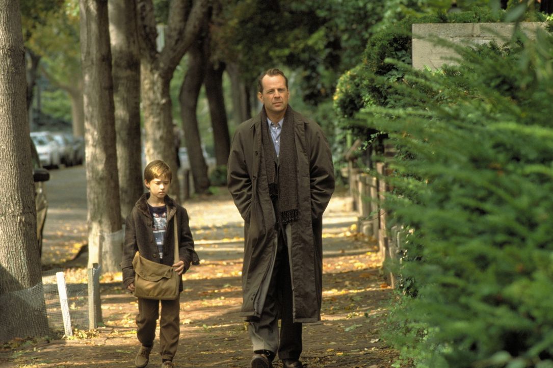 Als Dr. Crowe (Bruce Willis, r.) hinter das Geheimnis des kleinen Cole (Haley Joel Osment, l.) gelangt, gibt es für ihn kein erlösendes Erwachen a... - Bildquelle: Buena Vista Pictures