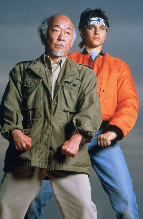Nach ihrer Rückkehr aus Okinawa planen Daniel (Ralph Macchio, r.) und sein Freund und Lehrmeister Mr. Miyagi (Noriyuki "Pat" Morita, l.) die Eröff... - Bildquelle: Columbia Pictures