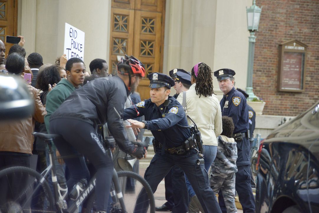 Bei einer Demonstration gegen Polizeigewalt bricht Chaos aus. Während Jamie (Will Estes, r.) versucht, für Ordnung zu sorgen, wird er dabei gefilmt,... - Bildquelle: 2015 CBS Broadcasting Inc. All Rights Reserved.