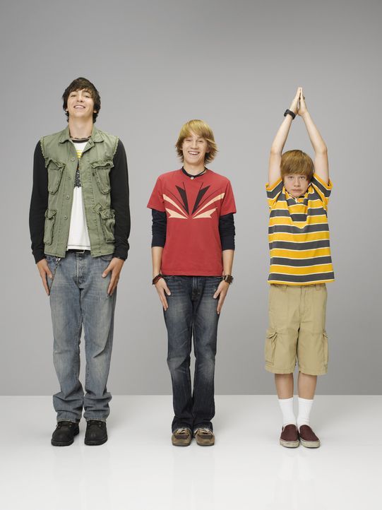 Bauen eine Zeitmaschine: Virgil (Jason Dolley, m.), Charlie (Luke Benward, r.) und Zeke (Nicholas Braun, l.) ... - Bildquelle: 2007 Disney Channel