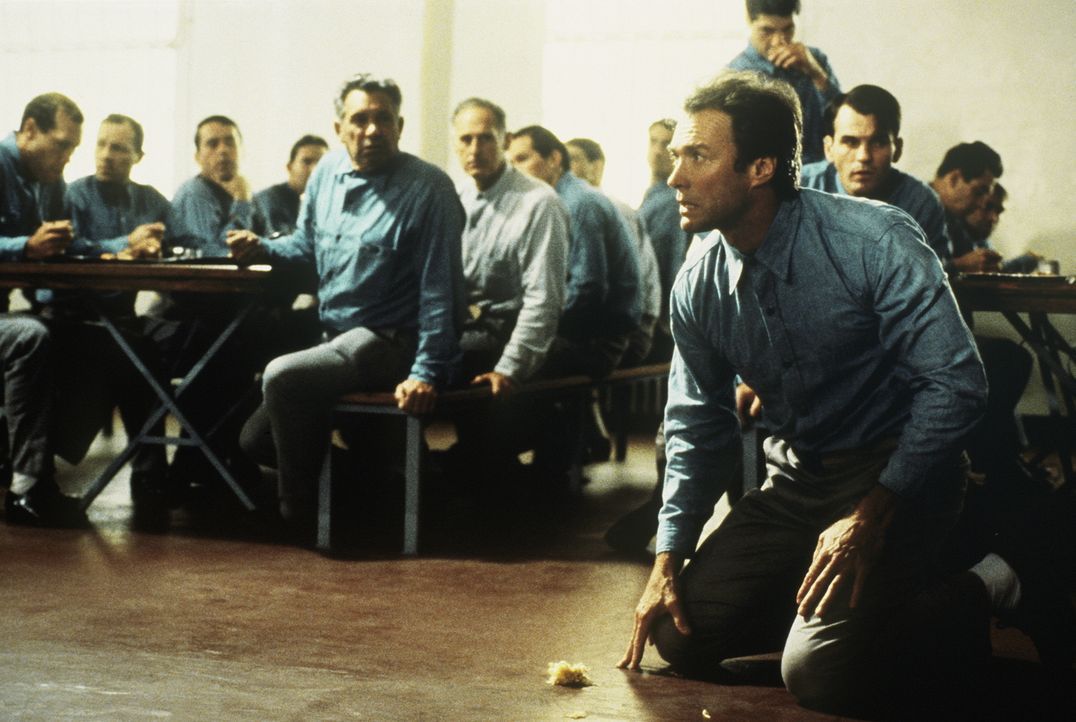 Vom ersten Tag an, als Frank Lee Morris (Clint Eastwood, r.) seine Haftstrafe in Alcatraz antritt, sinnt er auf Flucht von "The Rock", wie das Gefän... - Bildquelle: Paramount Pictures