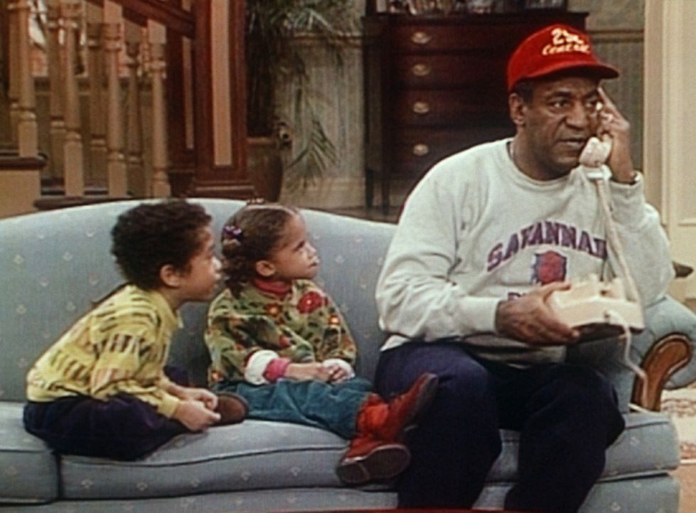 Als Cliff (Bill Cosby, r.) genug von seinen Enkelkindern Winnie (Jessica Vaughn, M.) und Nelson (Gary Grey, l.) hat, ruft er den Weihnachtsmann an,... - Bildquelle: Viacom