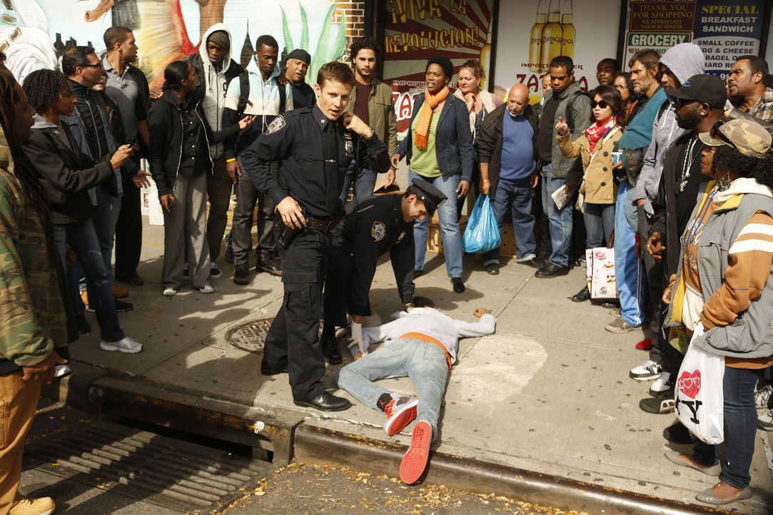 Ein Cop des NYPD erschießt ein scheinbar unbewaffnetes 14-Jähriges Gangmitglied. Können Jamie (Will Estes) und seine Kollegen einen Aufstand in dess... - Bildquelle: 2013 CBS Broadcasting Inc. All Rights Reserved.