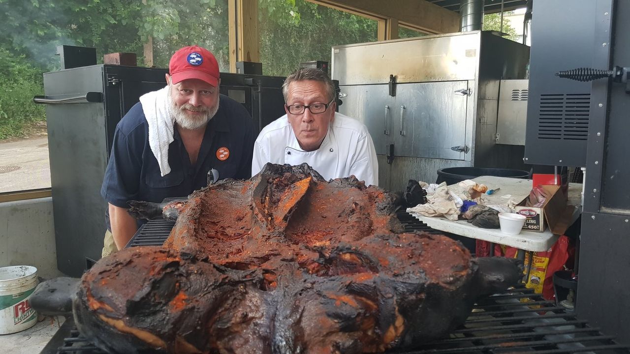 Heute will Dirk Hoffmann (r.) das beste Pulled Pork finden. Dafür geht es in die US Grill-Hauptstadt Nashville, Tennessee. - Bildquelle: kabel eins