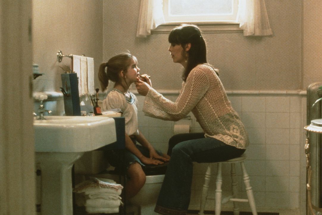 Die kleine Vada (Anna Chlumsky, l.), die ohne Mutter aufwächst, findet bei allen "weiblichen" Problemen Hilfe bei der netten Shelly (Jamie Lee Curt... - Bildquelle: Columbia Pictures