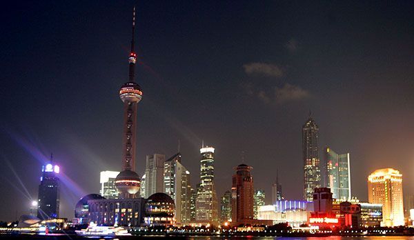Shanghai Sightseeing: Pearl-Tower - Bildquelle: dpa
