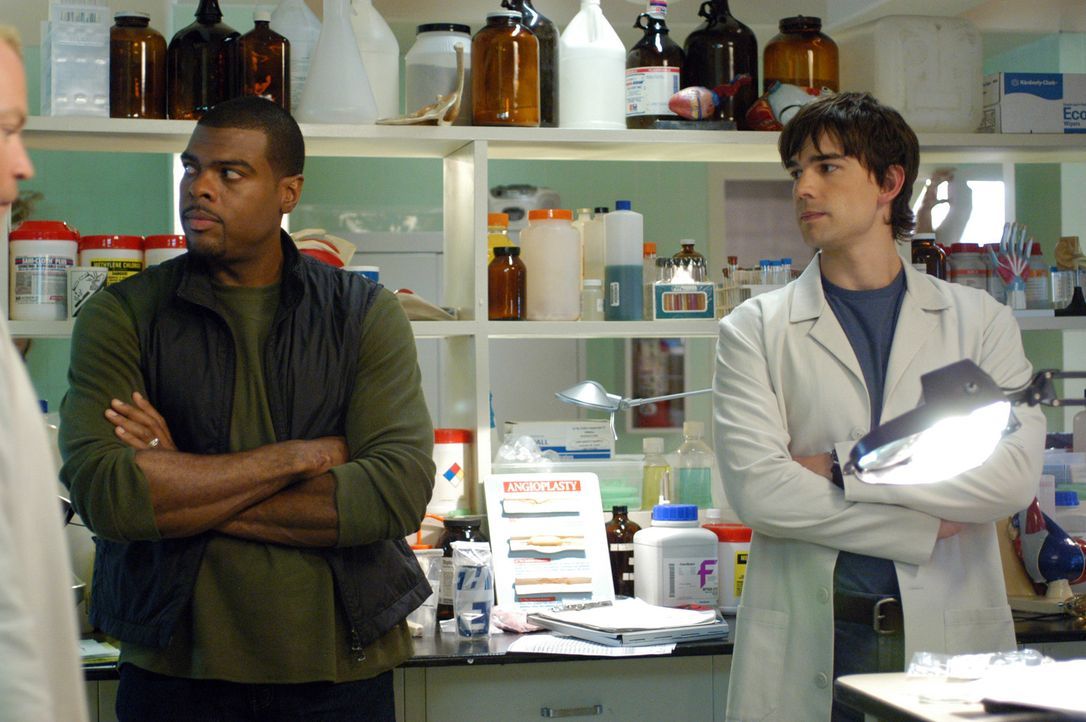 Bringen Licht ins Dunkle: Frank Powell (Troy Winbush, l.) und Dr. Miles McCabe (Christopher Gorham, r.) ... - Bildquelle: CBS Television