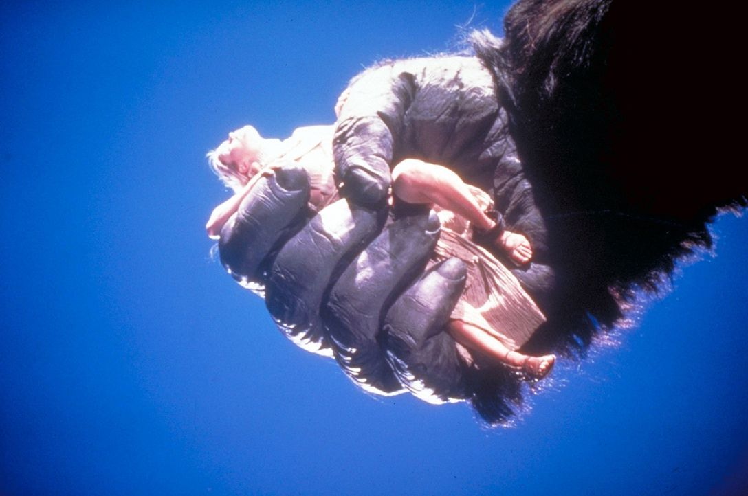 Nur Jack Prescott kann das Starlet Dawn aus den Fängen des Menschenaffen King Kong befreien, der sie als sein Eigentum betrachtet ... - Bildquelle: Paramount Pictures