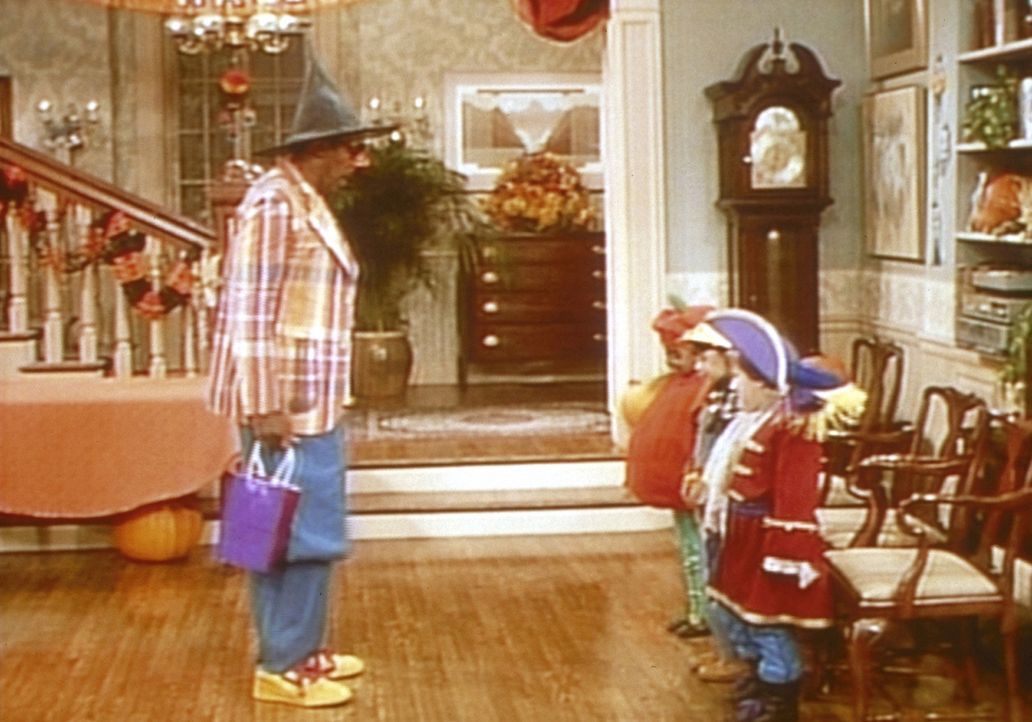 Cliff (Bill Cosby, l.) hat sich von den Kleinen breitschlagen lassen und begibt sich mit auf den an Halloween üblichen Marsch durch die Nachbarscha... - Bildquelle: Viacom