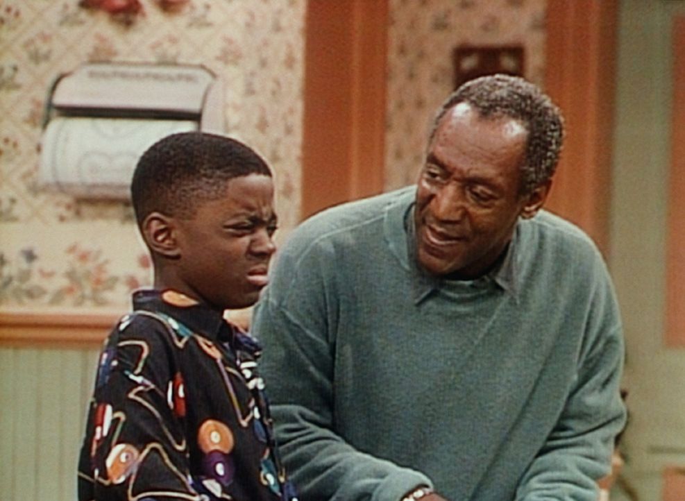 Cliff (Bill Cosby, r.) stellt Kenny (Deon Richmond, l.) zur Rede, weil er wissen möchte, ob er der anonyme Anrufer ist, der sich ständig nach Rudy... - Bildquelle: Viacom