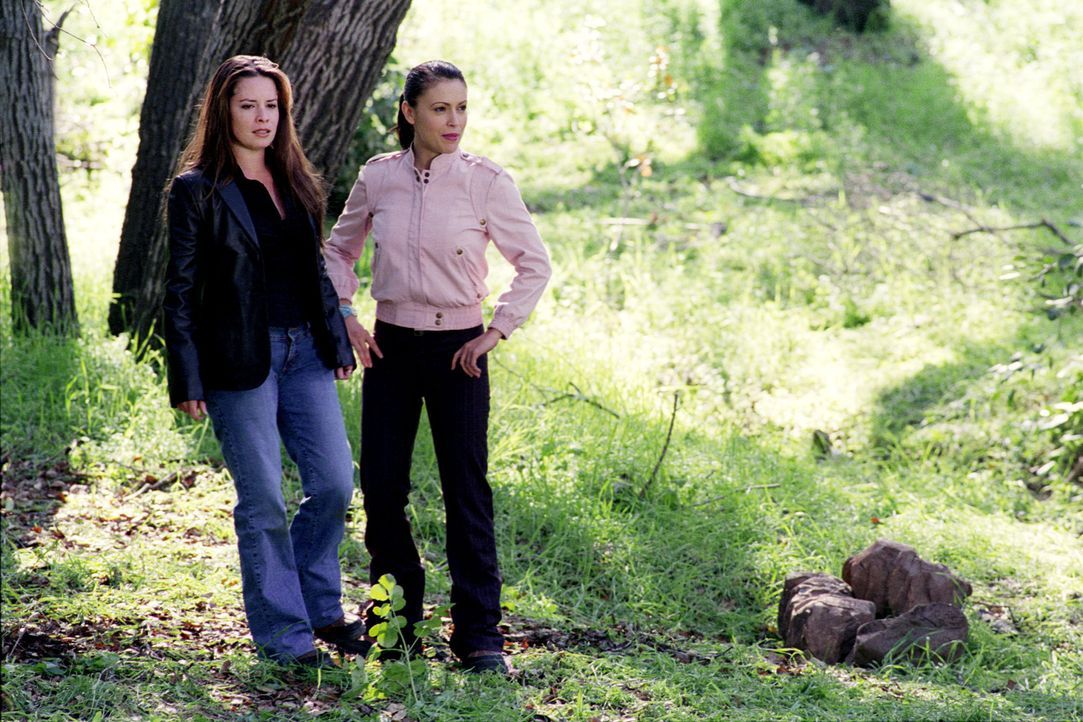 Auf der Suche nach den Waldnymphen: Piper (Holly Marie Combs, l.) und Phoebe (Alyssa Milano, r.) ... - Bildquelle: Paramount International Television