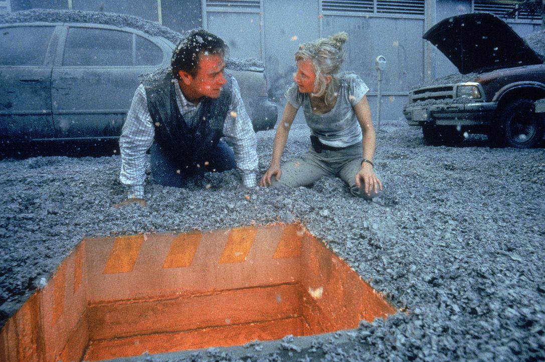 Wird es Dr. Amy Barnes (Anne Heche, r.) und Mike Roark (Tommy Lee Jones, l.) gelingen, die Katastrophe zu verhindern und die Bewohner von Los Angele... - Bildquelle: 20th Century Fox