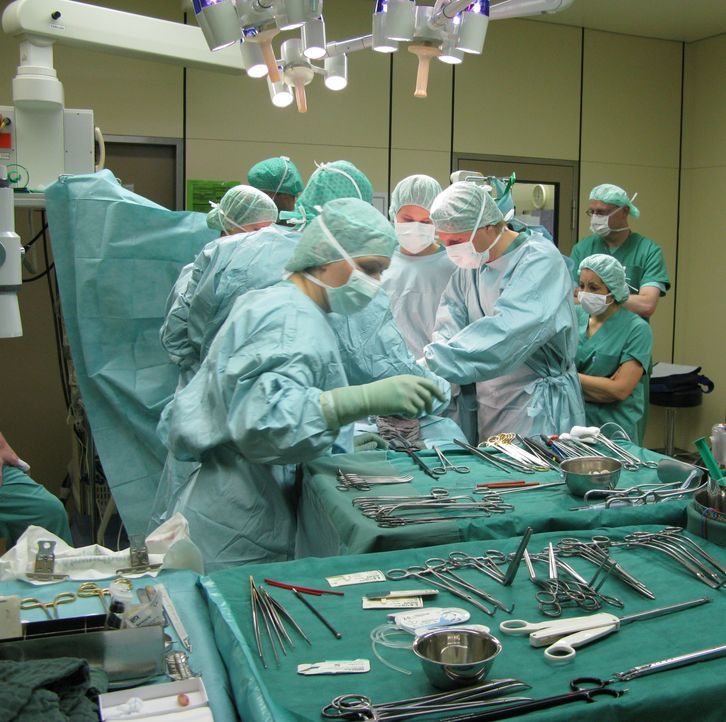 Das Team um Prof. Dr. med. Matthias Schwarzbach (3.v.r.) arbeitet im OP Hand in Hand. Der Chirurg ist am Klinikum Höchst nicht nur Chefarzt, sondern... - Bildquelle: Kabel Eins